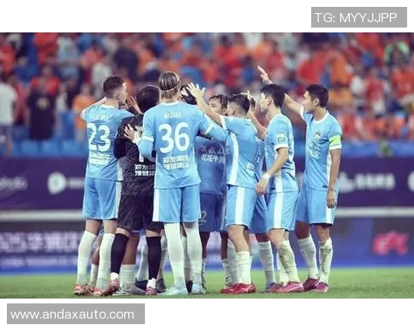 球迷热情迎接足球明星归来共同见证荣耀时刻的欢庆盛宴 球迷热情迎接足球明星归来共同见证荣耀时刻的欢庆盛宴